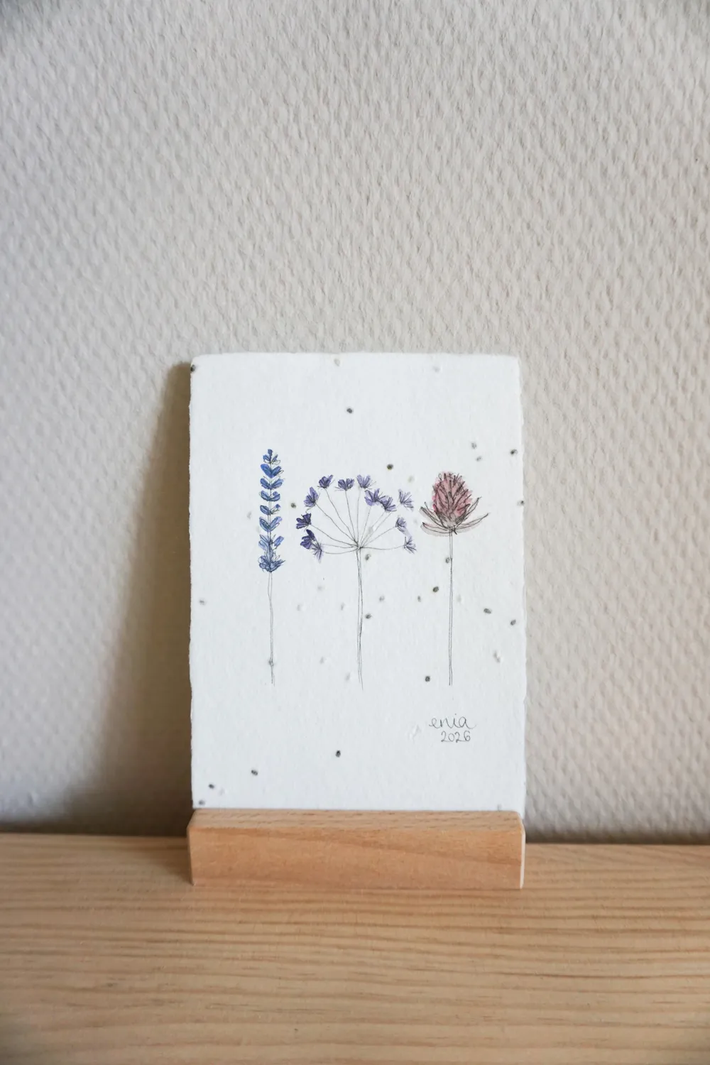 Die drei farblich aufeinander abgestimmte Pflanzen überzeugen durch Ruhe und Einfachheit. - auf handgeschöpftem Saatenpapier (Basilikum Samen)