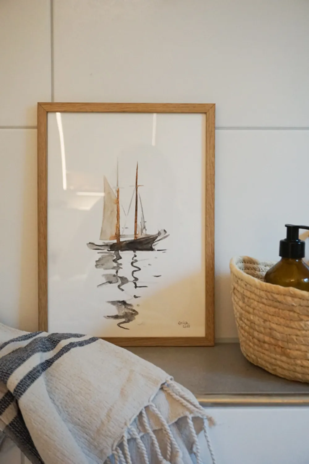 Im ruhigen Wasser spiegelt sich das Holzboot. Die Spiegelung verschwimmt allmählich. Das Bild ist eine Momentaufnahme an einem entspannten Vormittag weit draußen auf dem Meer.