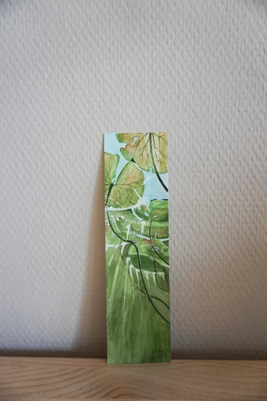 Unter Wasser zu sein und die Seerosen von unten zu betrachten ist eine neue und ungewöhliche Perspektive. Die Lichtstrahlen bahnen sich zwischen den Blättern den Weg.