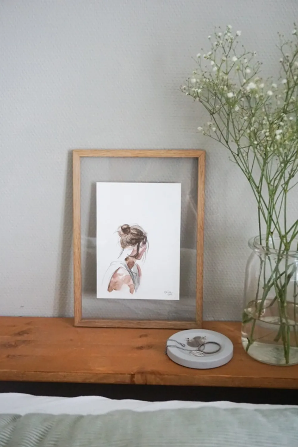 Die Frau blickt vom Betrachter weg - als hätte sie Sehnsucht nach etwas. Dennoch erscheint es für den Betrachter so als würde sie ins Leere schauen.