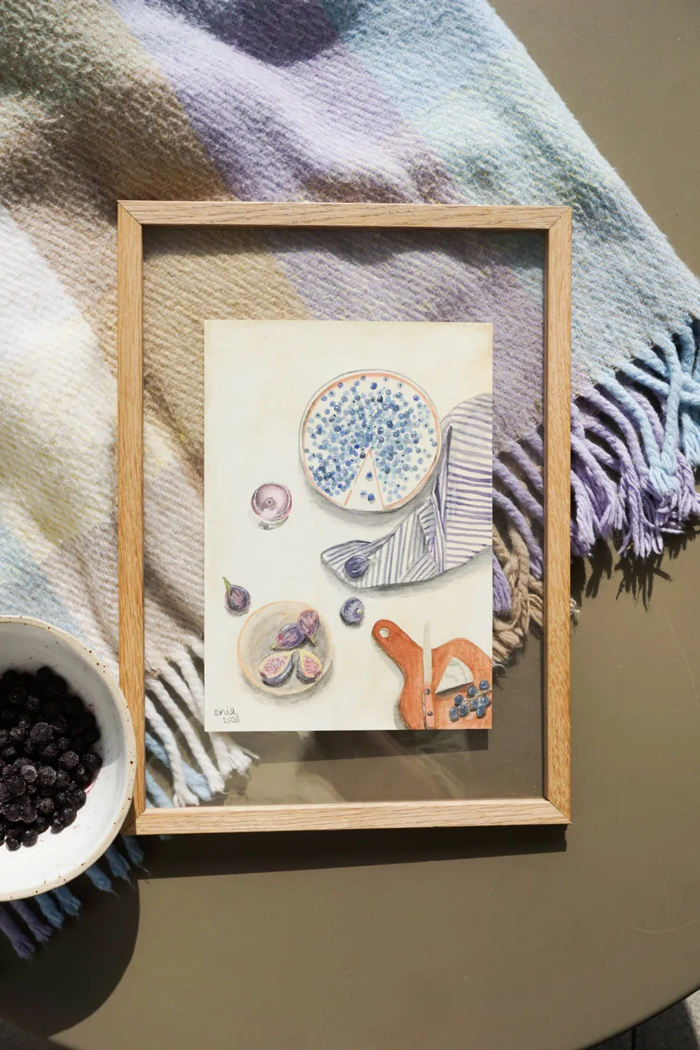 Bei einer Sommerfeier mit Freunden im Garten ist der gedeckte Tisch ein Hingucker. Die frisch geernteten Heidelbeeren kommen auf die Tarte.