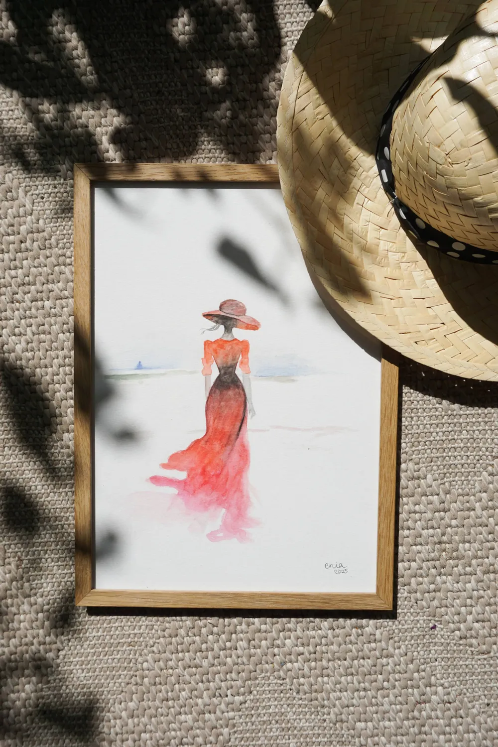 Ein kleiner Spaziergang am Meer - in der Weite ist das grüne Land zu sehen, während der Himmel in Blau erstrahlt. Der Blickfang bildet die Frau im roten langen Kleid, welches vom Wind bewegt wird.