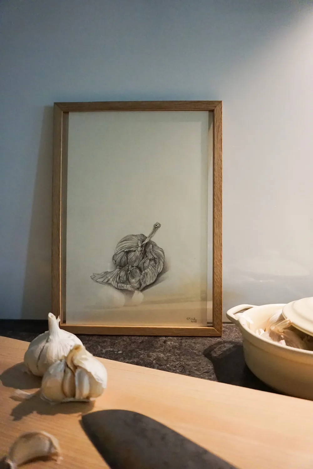 Von außen nicht erkennbar, enthält die Knolle viele kleine Zehen, die intensiv im Geschmack sind.