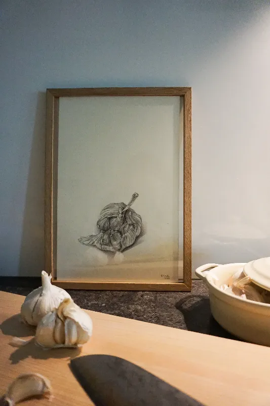 Von außen nicht erkennbar, enthält die Knolle viele kleine Zehen, die intensiv im Geschmack sind.