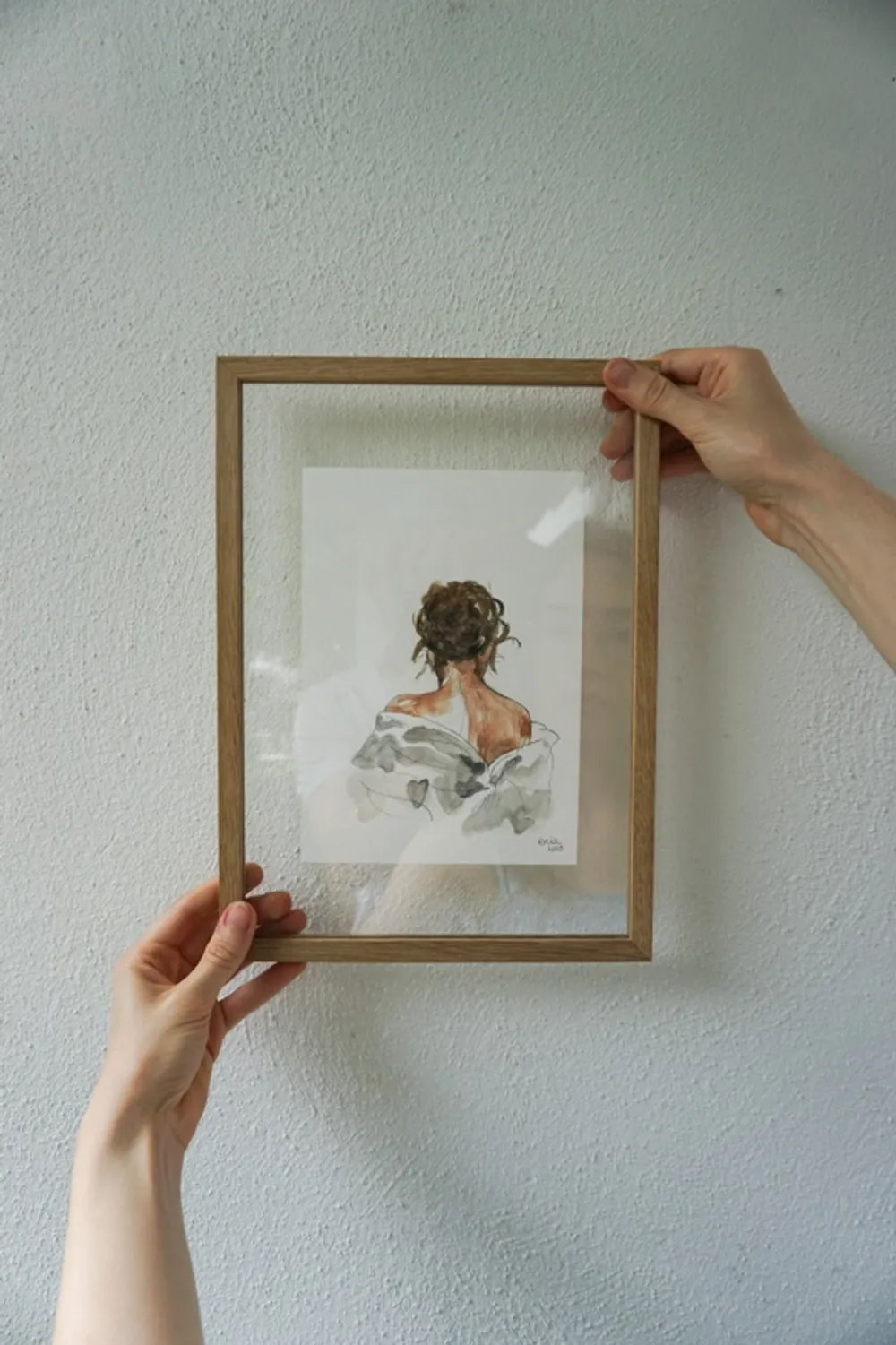 Es scheint als hätte sich die Frau sich nur schnell etwas zum Anziehen drübergeworfen und würde vom Balkon in die Weite blicken.