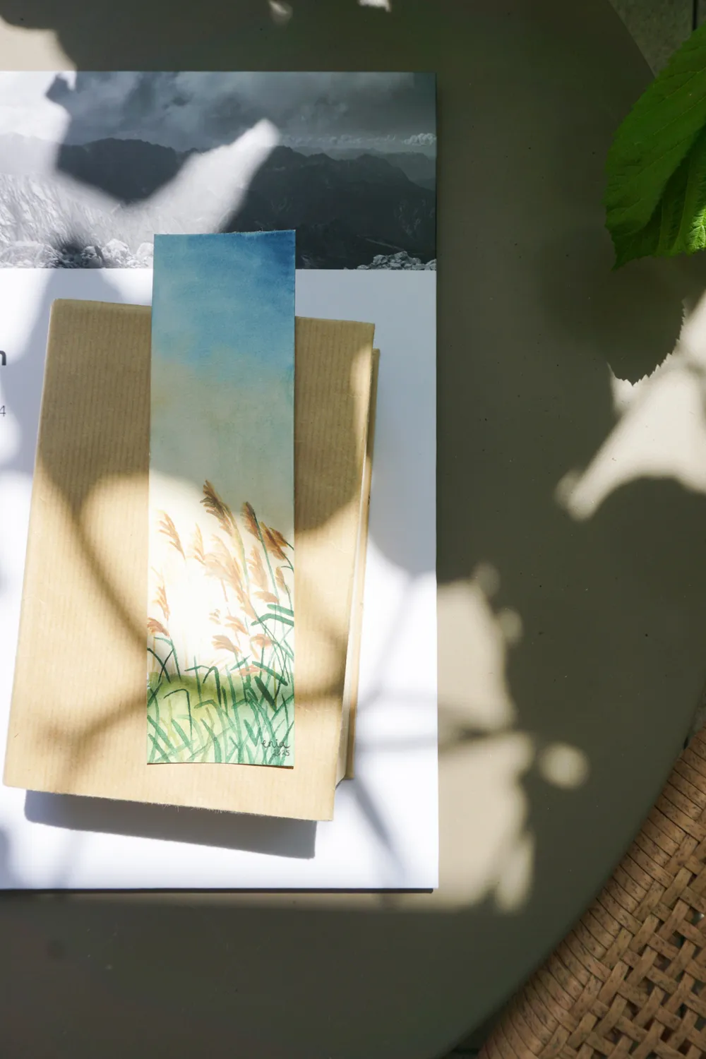 Sanft bewegt der Wind die goldenen Halme, während das Blau des Himmels in der Ferne verblasst. Ein stiller Moment, der die Wärme und Ruhe eines Sommertages spürbar macht.