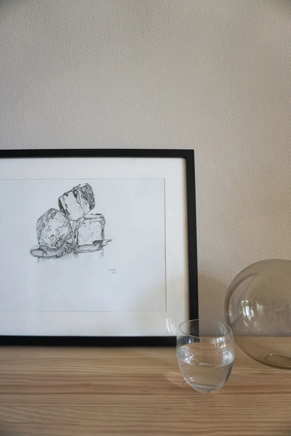 Jeder kennt das Geräusch, wenn man im Hochsommer Eiswürfel in ein Glas füllt - zwei Gegenstände, die durchsichtig sind. Das ist auch das Faszinierende beim Zeichnen - etwas darzustellen, was transparent ist.