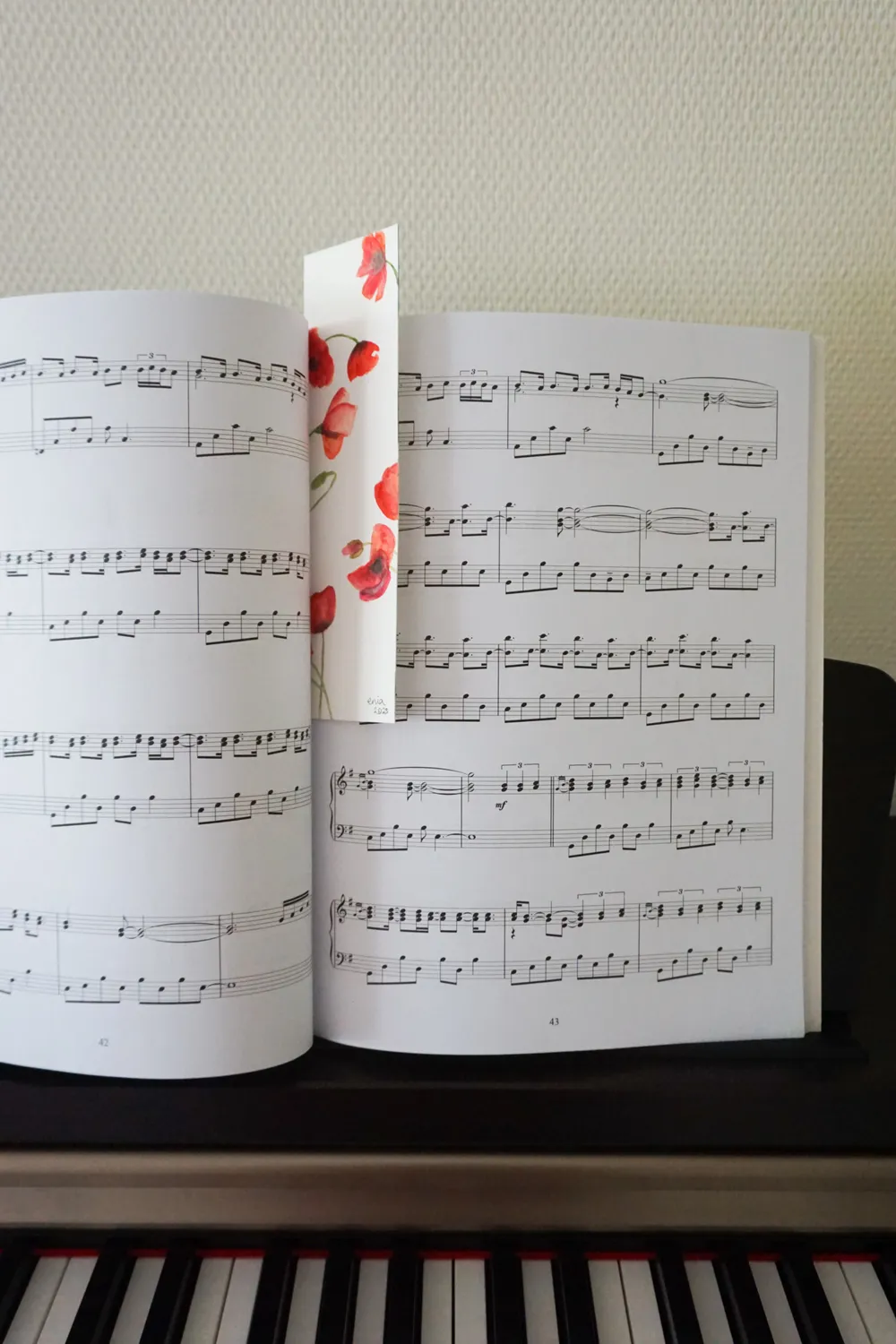 Wenn man im Sommer einen Spaziergang am Rande eines Weizenfeldes macht, sorgen Mohnblumen immer für einen fröhlichen Farbtupfer. Die zarten Blütenblätter bewegen sich sanft im Wind.