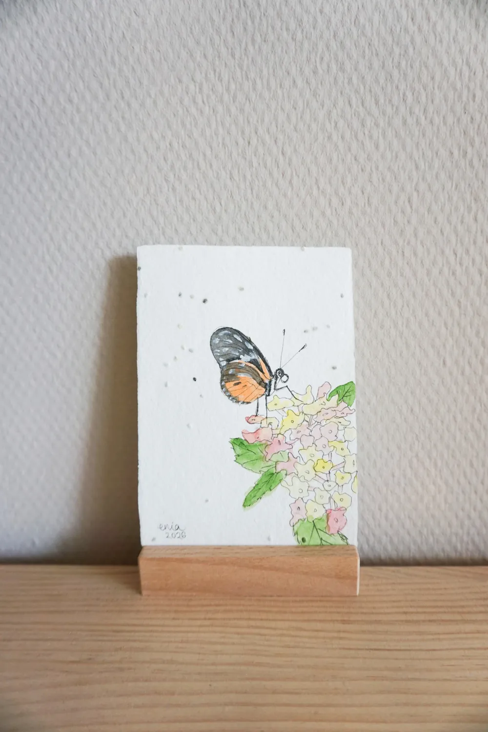 Schmetterlinge fliegen fast geräuschlos und landen sanft auf Blüten. - auf handgeschöpftem Saatenpapier (Basilikum Samen)