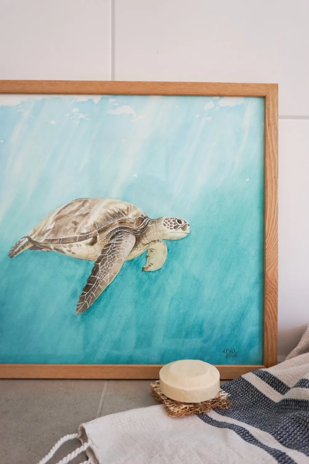 Tief unten ins Meer gelangen nur noch ein paar Lichtstrahlen. Einige treffen die Schildkröte, die ruhig im Wasser schwebt.