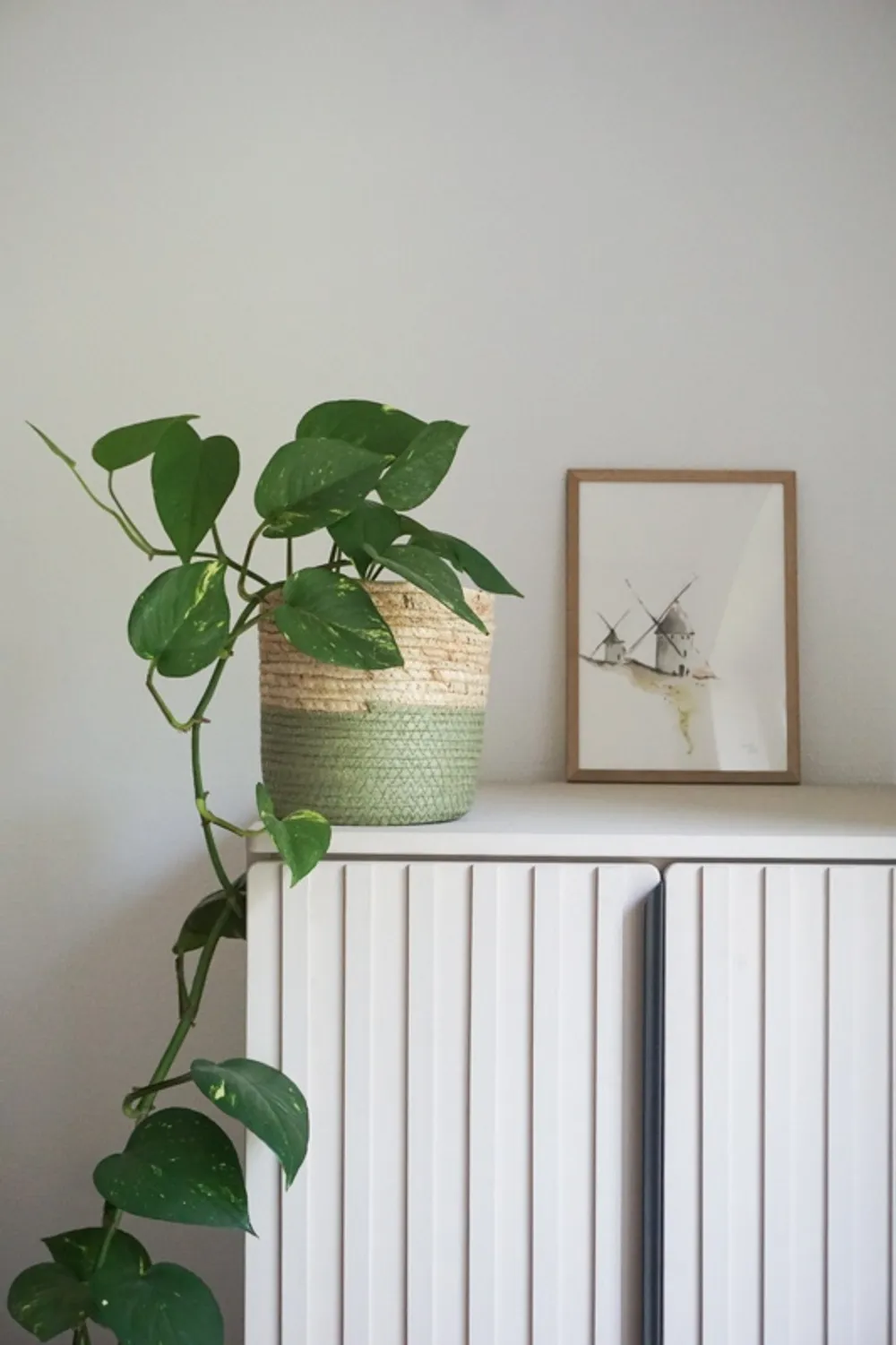 Zwei Windmühlen stehen am Feldrand - die eine etwas kleiner in der Ferne.