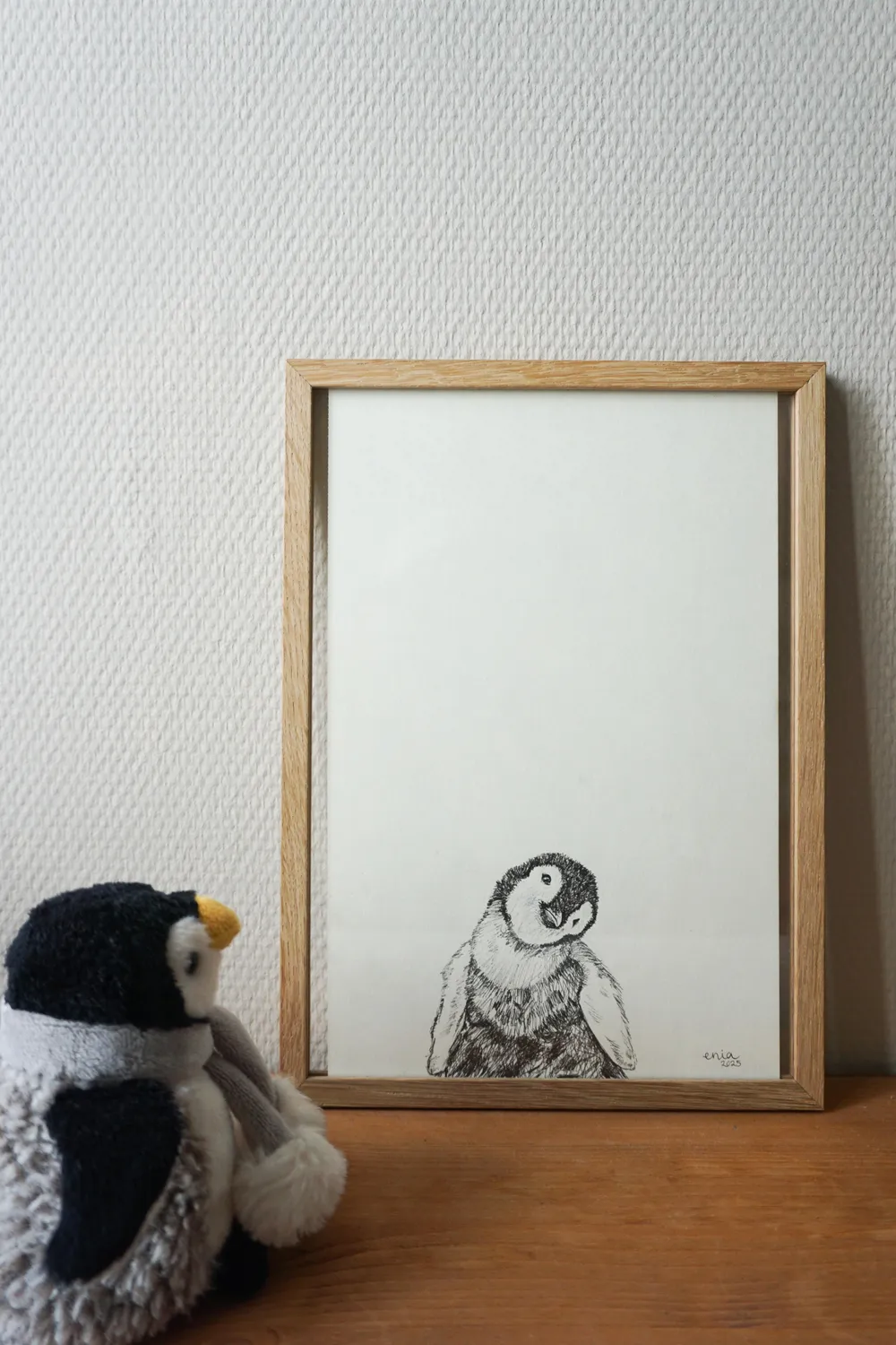 Der Pinguin schaut entzückt den Betrachter an, während er zuvor durch den Schnee getapst ist. Er wurde mit Kugelschreiber gezeichnet.
