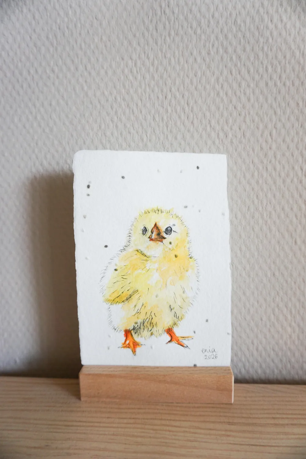 Strahlend Gelb und frisch geschlüpft macht sich das Küken auf, um Neues zu entdecken.  - auf handgeschöpftem Saatenpapier (Basilikum Samen)