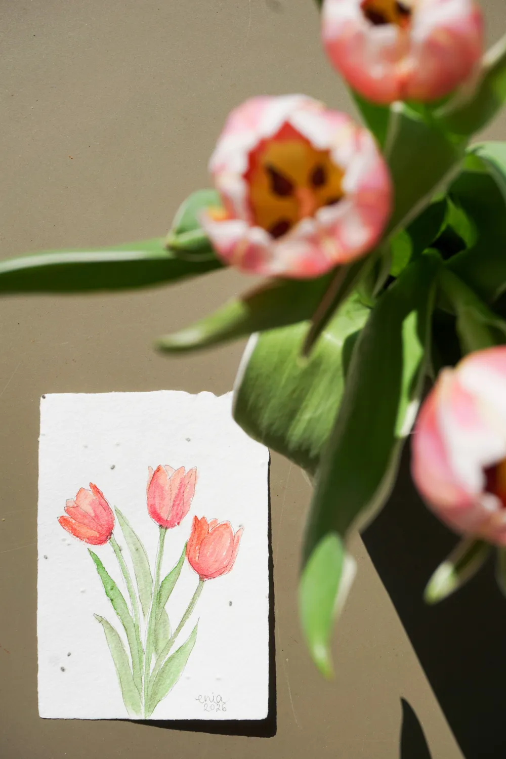 Die Tulpen strecken ihren langen Hals der Sonne entgegen. - auf handgeschöpftem Saatenpapier (Basilikum Samen)