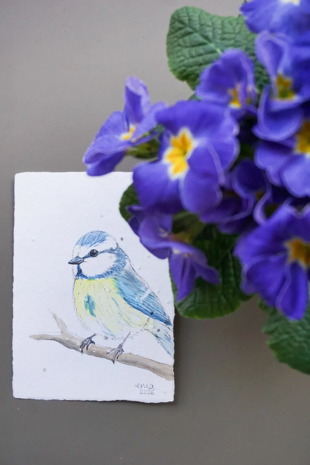 Bei einem Waldspaziergang ist das Gezwitscher der verschiedenen Vögel besonders schön. - auf handgeschöpftem Saatenpapier (Basilikum Samen)