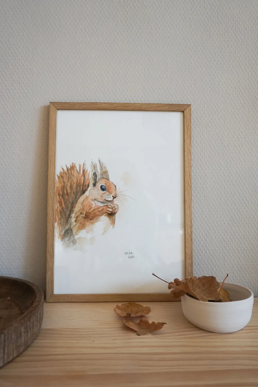 Schnell, rastlos und meistens mit einer Nuss in den Pfoten - so sieht man Eichhörnchen oft im Wald oder im Garten.